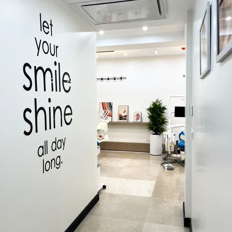 اجازه بده لبخندت تمام روزت رو درخشان کنه، جمله زیبا برای مطب دندان پزشکی